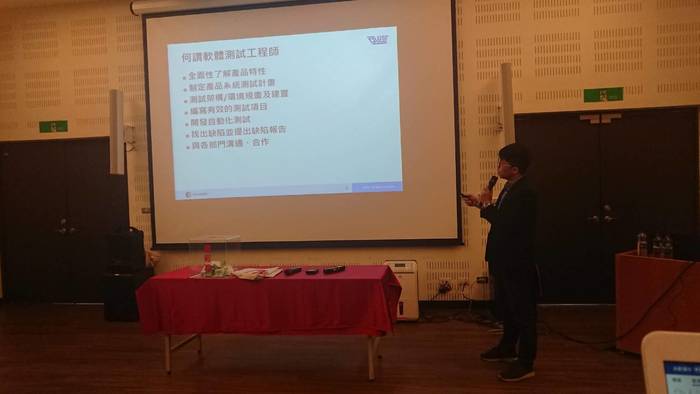 環鴻系統測試課主管劉家彰j為中山校友　為現場參與者介紹工作內容（諶彥汝　攝）圖片