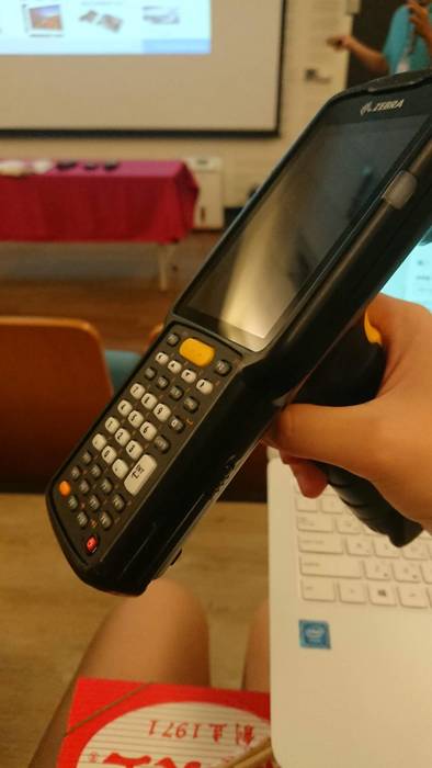 環鴻於活動現場展示商品（諶彥汝　攝）圖片